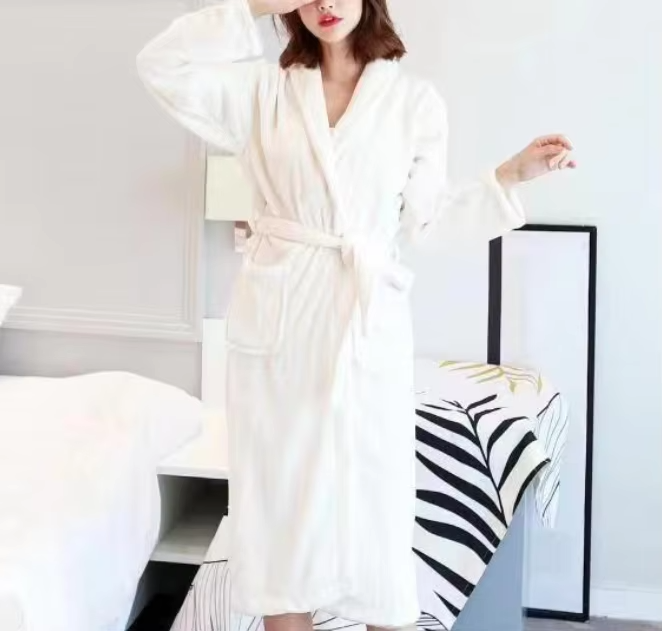 "Heerlijk zachte winterbadjas voor dames in bordeaux, warme coral fleece, ideaal voor koude dagen met stijlvolle zakken."