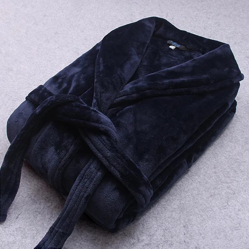 "Heerlijk zachte winterbadjas voor dames in bordeaux, warme coral fleece, ideaal voor koude dagen met stijlvolle zakken."