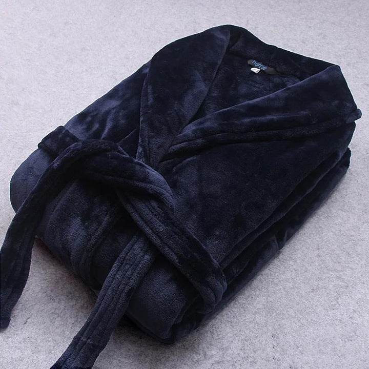 "Heerlijk zachte winterbadjas voor dames in bordeaux, warme coral fleece, ideaal voor koude dagen met stijlvolle zakken."