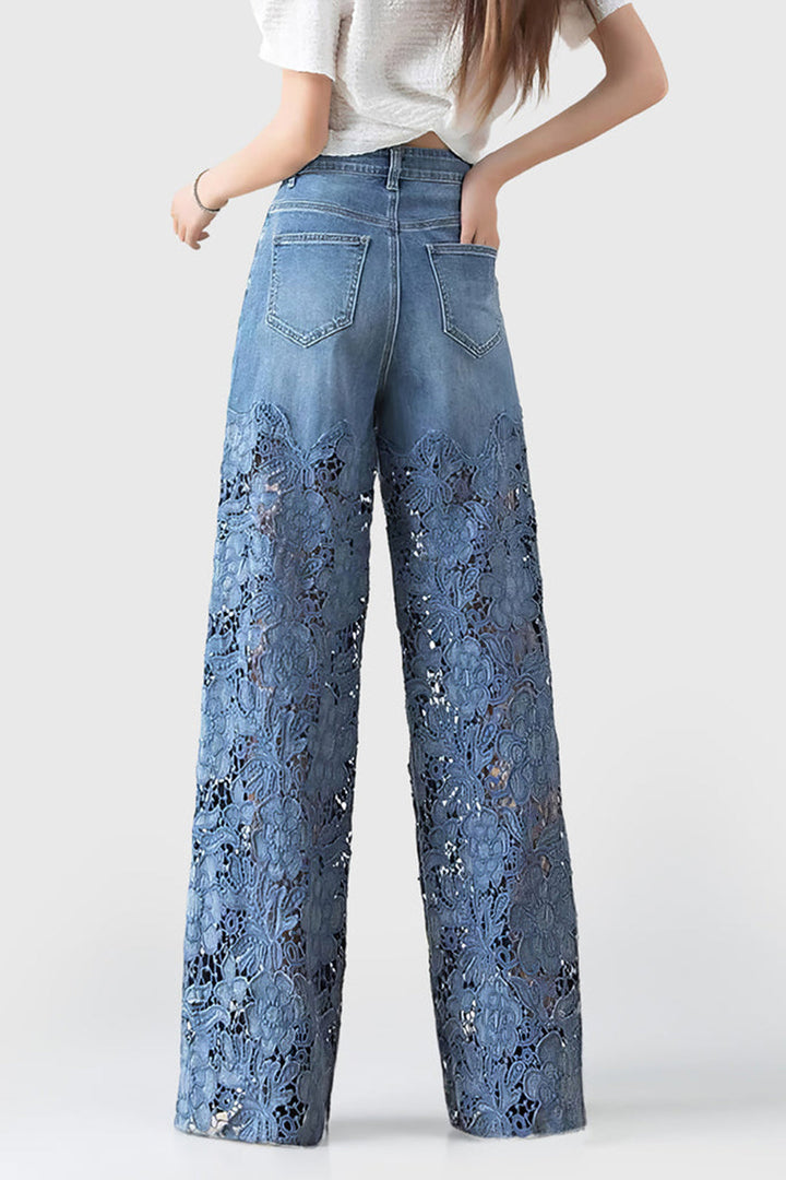 Close-up van de unieke patchwork dames jeans met wijde pijpen en subtiele kanten inzetstukken, ideaal voor casual mode.