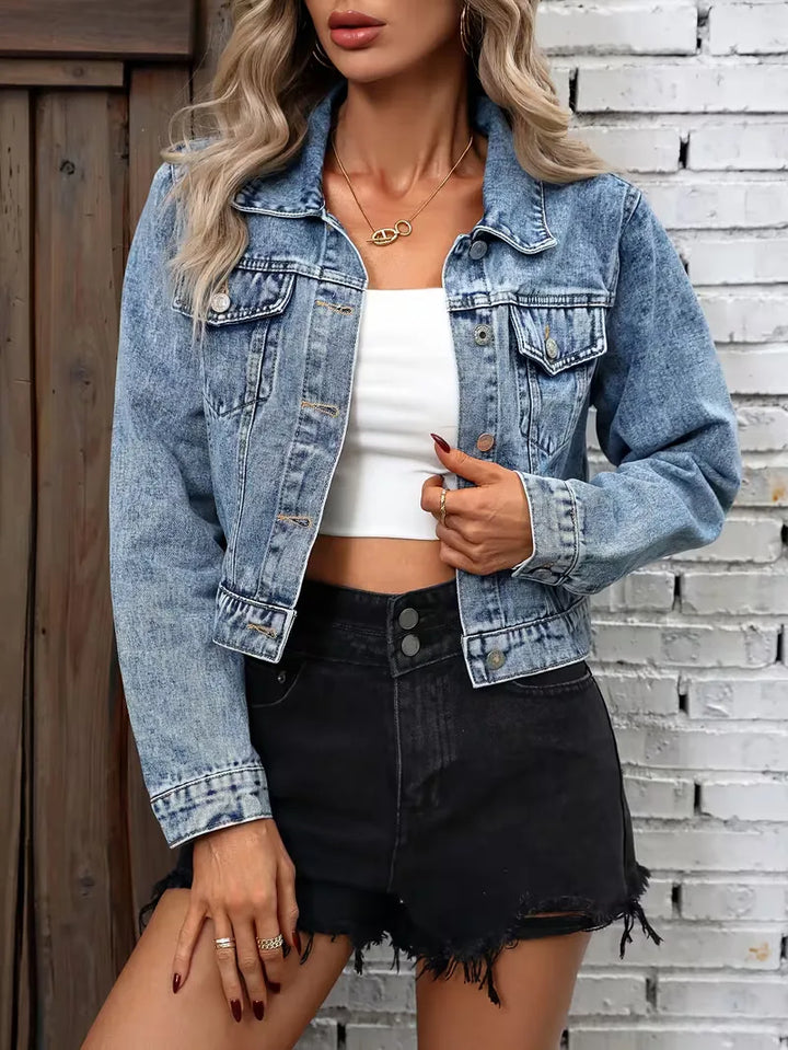 Stijlvolle dames cropped spijkerjas in hemelsblauw met flapzakken. Comfortabele pasvorm voor streetwear.