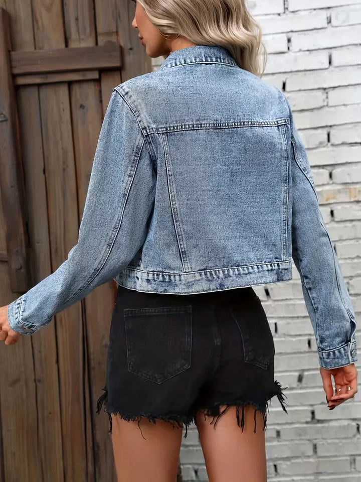 Dames hemelsblauwe spijkerjas met flapzakken. Casual cropped jas, ideaal voor een comfortabele lentelook.