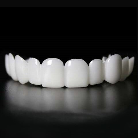 Witte Snap-On Smile gebitsbeschermer/tandschild voor een stralende, onmiddellijke cosmetische glimlach.