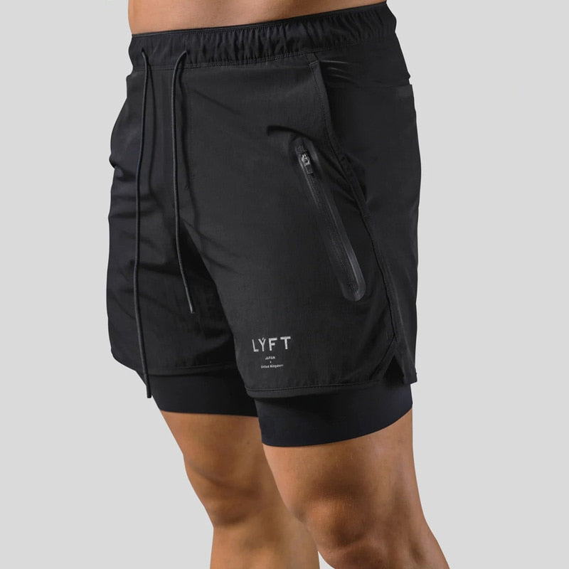 Model toont heren 2-in-1 sportbroek tijdens hardlopen, geoptimaliseerd voor prestaties en ademend comfort.