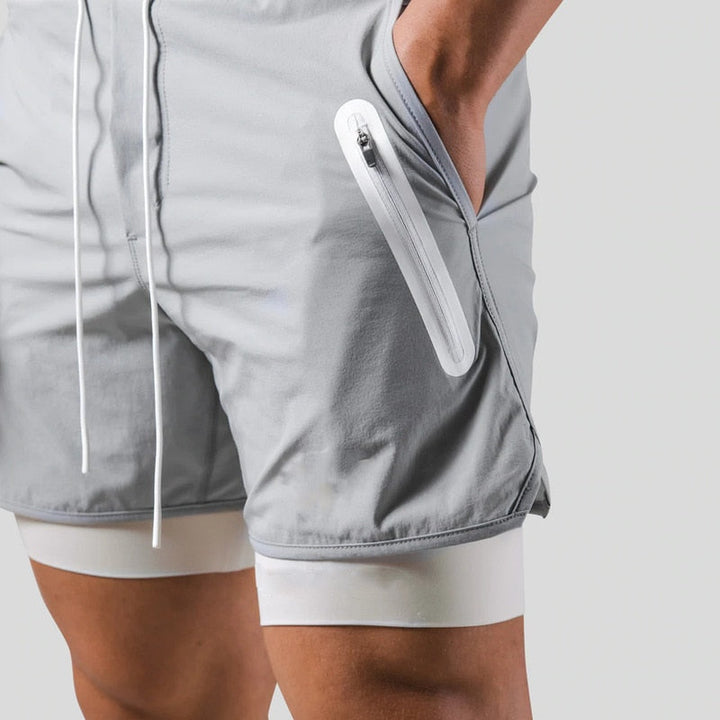 Detail van de stof: ademend en sneldrogend materiaal van de heren 2-in-1 sportbroek, perfect voor workouts.