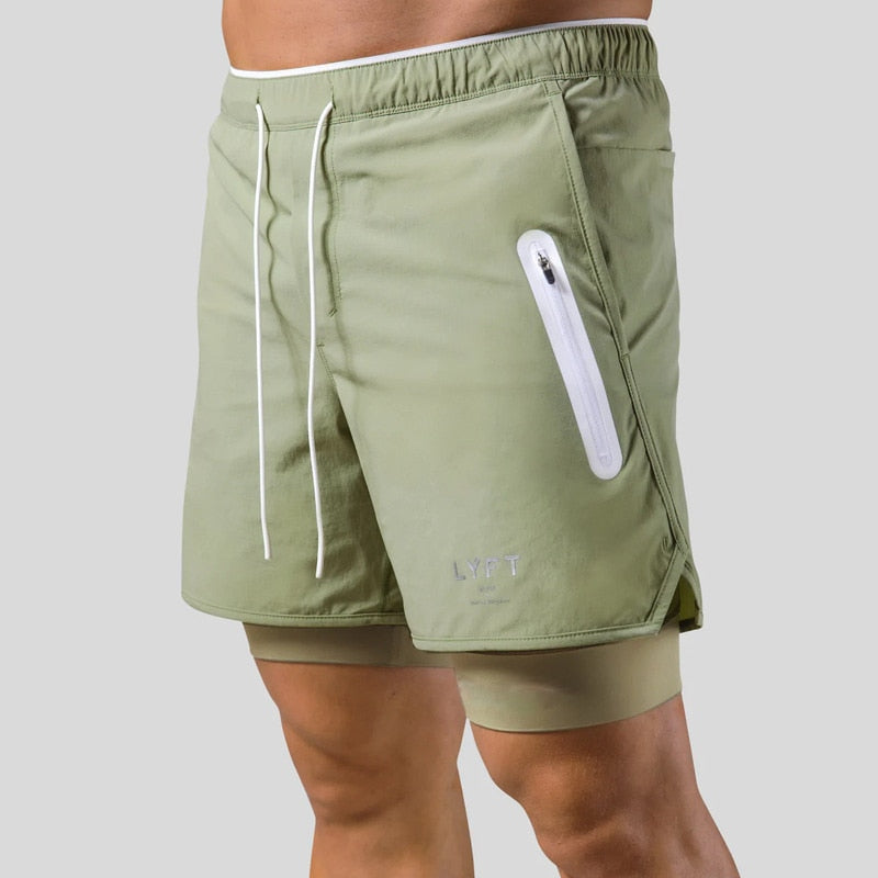 Zijaanzicht van de heren 2-in-1 compressie sportbroek, ergonomisch ontwerp voor maximale bewegingsvrijheid.