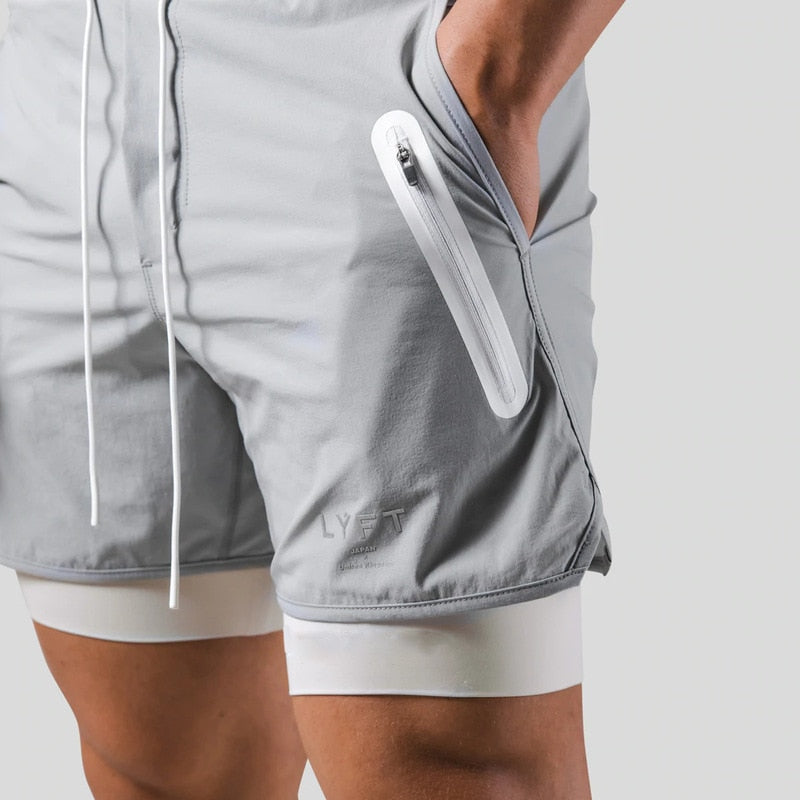 Close-up van de elastische tailleband van de heren 2-in-1 sportbroek, comfortabel en verstelbaar voor elke workout.