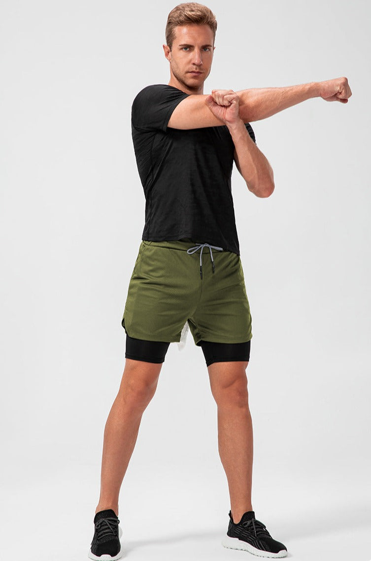 Heren 2-in-1 sportshort ontworpen voor prestatie. Ademende, vochtafvoerende short voor hardlopen en training.