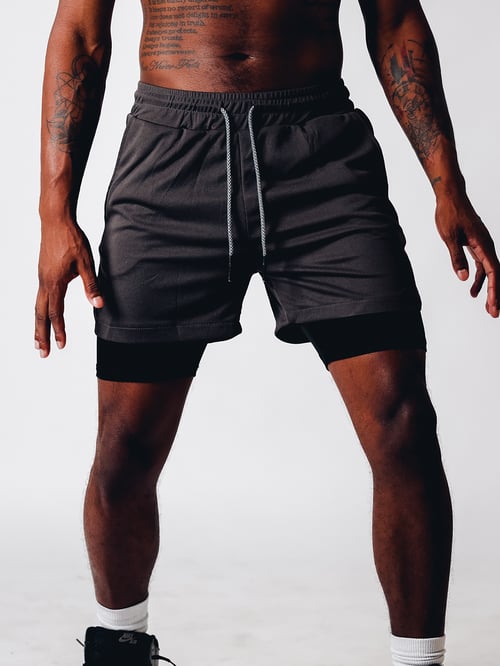 Vochtafvoerende heren 2-in-1 hardloopshort voor optimale prestaties tijdens training en zomerse dagen.
