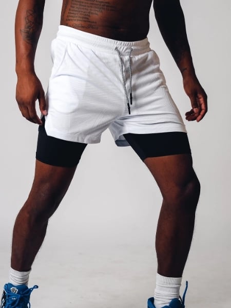 Heren 2-in-1 fitness short, perfect voor intensieve trainingen. Vochtafvoerende sportkleding voor prestatie.