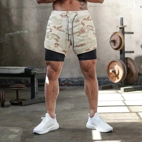 Actieve heren draagt 2-in-1 sportshort tijdens training. Ideale hardloopshort met vochtafvoerende functie.