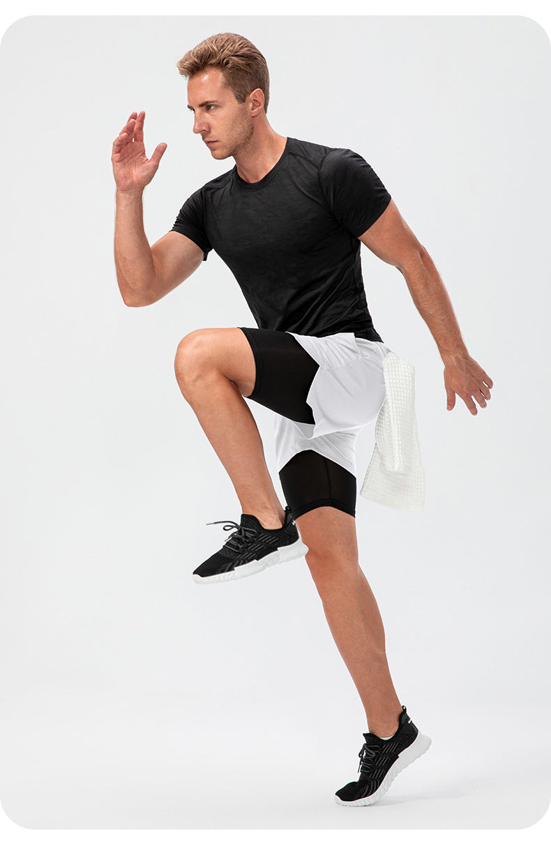 Moderne heren 2-in-1 sportshort met camouflageprint. Ideaal voor zomerse trainingen en fitnessactiviteiten.