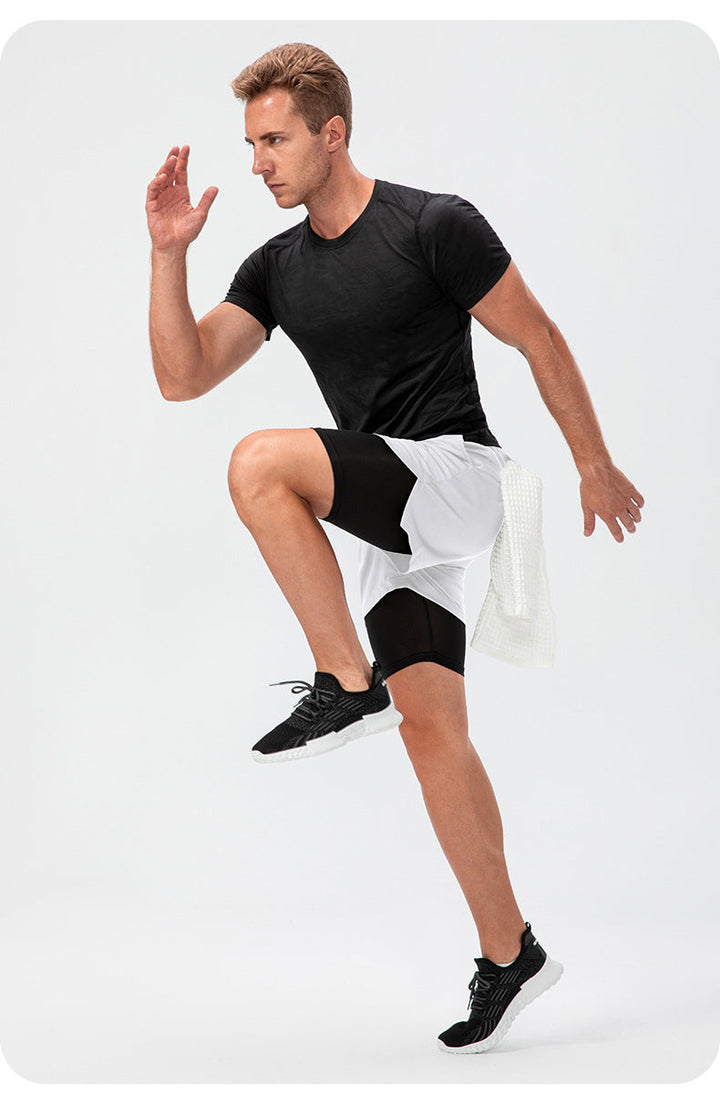 Moderne heren 2-in-1 sportshort met camouflageprint. Ideaal voor zomerse trainingen en fitnessactiviteiten.