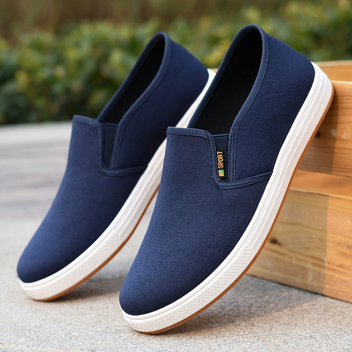Stijlvolle heren casual sneakers; lichtgewicht ademende slip-ons. Perfecte zomerschoenen voor comfortabele dagelijkse herenmode.