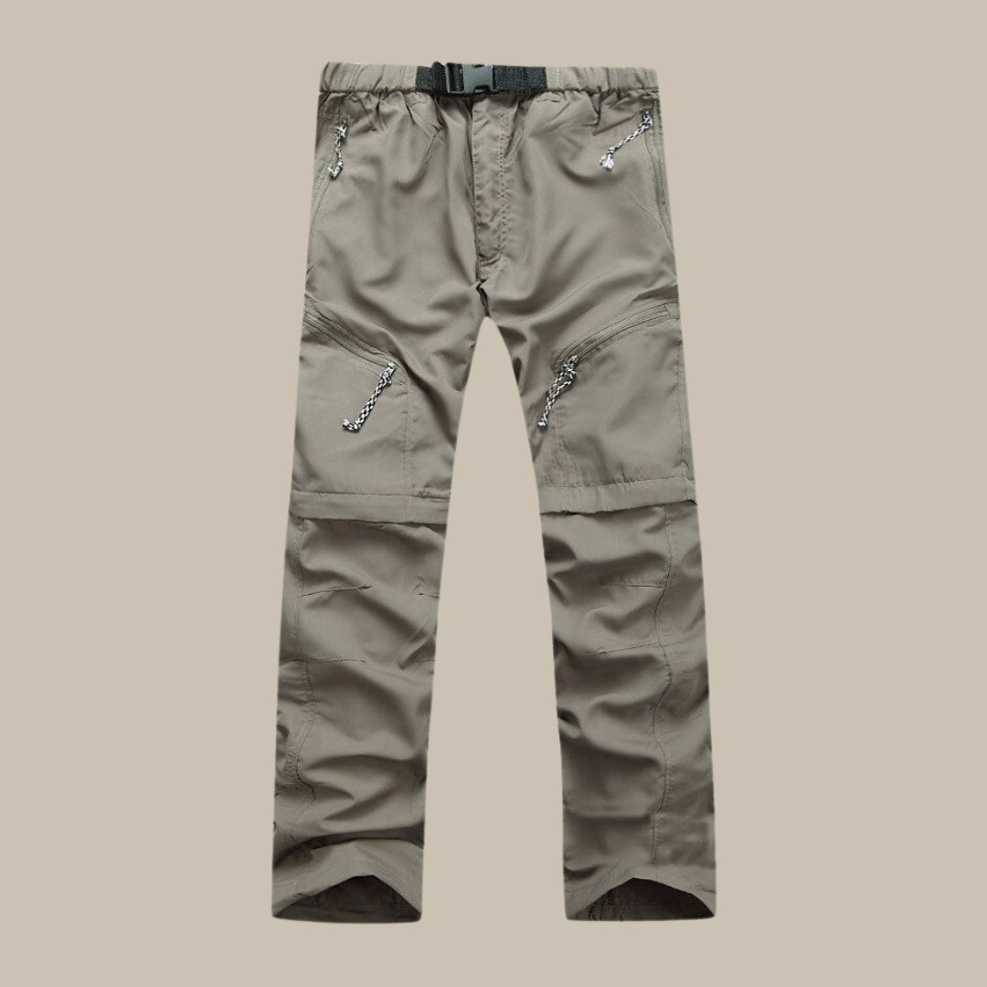 Man draagt khaki afritsbroek tijdens wandeling, klaar voor elk weertype en terrein.