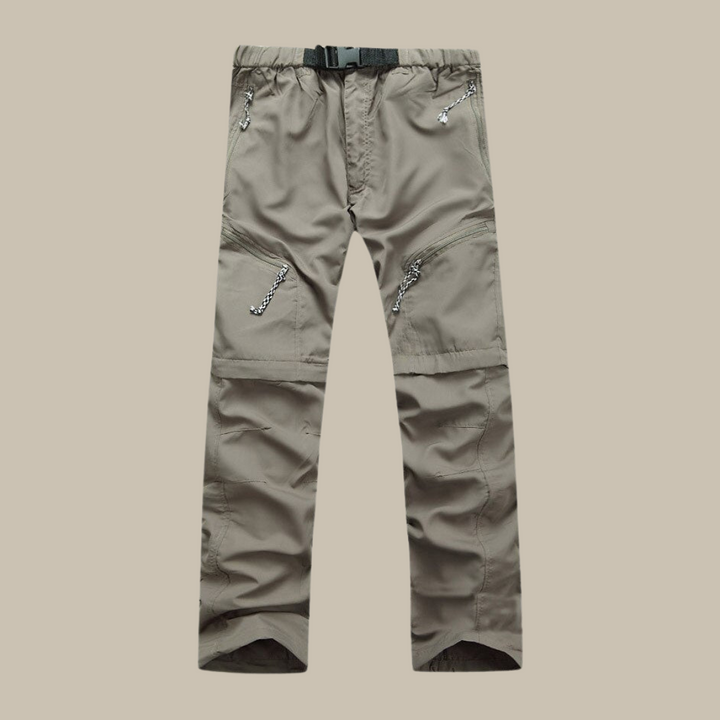 Man draagt khaki afritsbroek tijdens wandeling, klaar voor elk weertype en terrein.