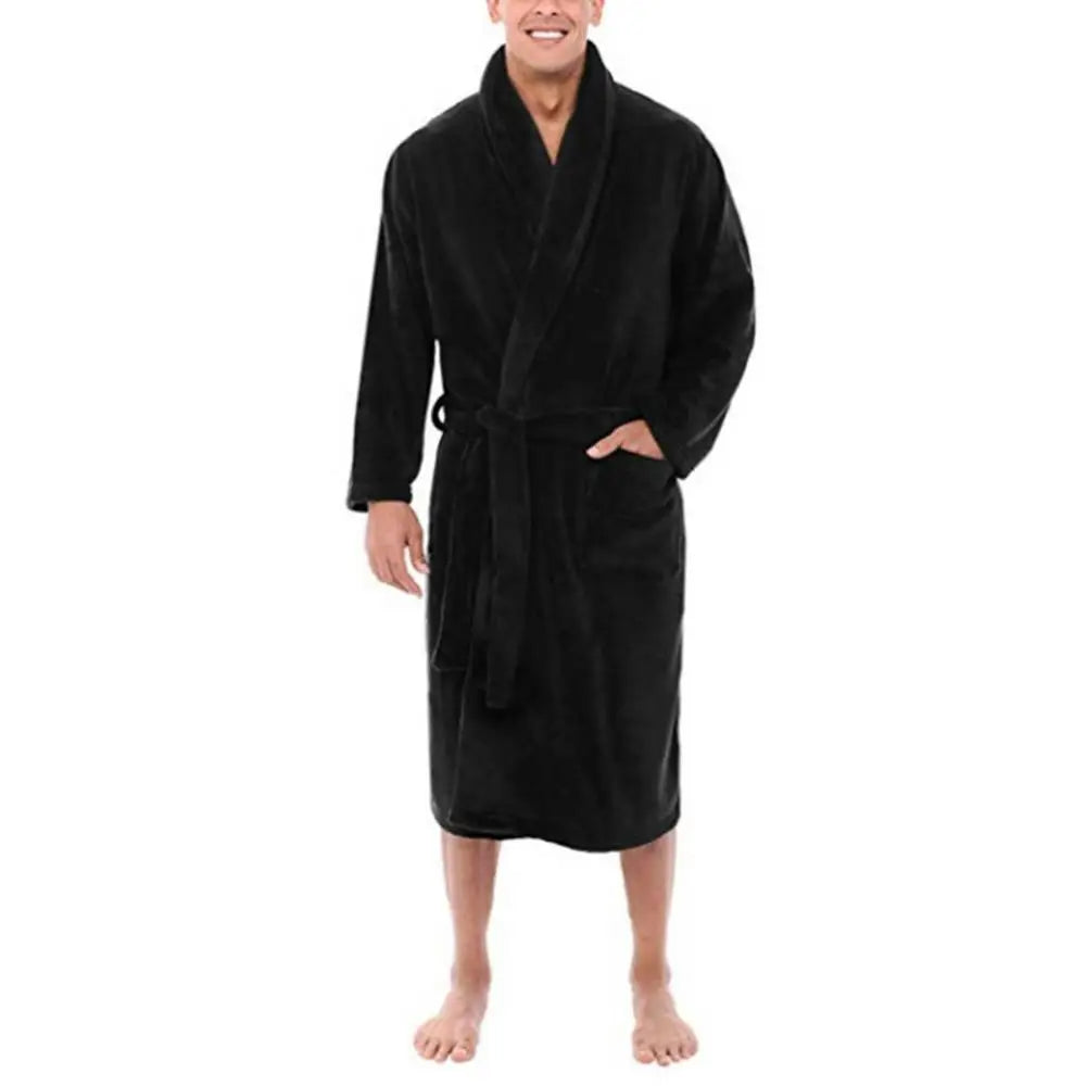 Man draagt comfortabele heren badjas met sjaalkraag en riem. Ideale loungewear voor ontspanning thuis.