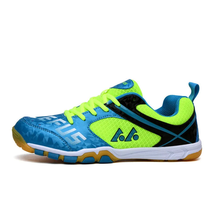 Moderne heren badmintonschoenen met ademend bovenwerk en duurzame gripzool, ontworpen voor prestaties.