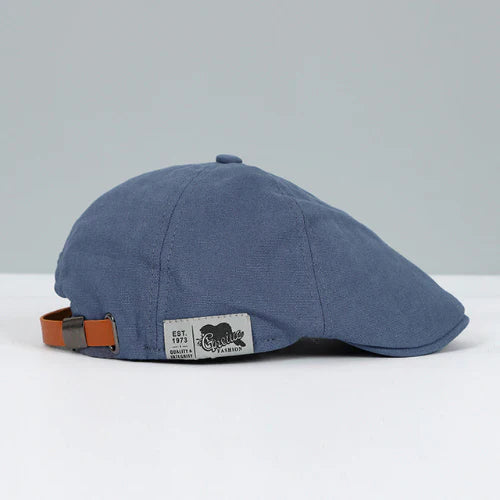 Zijaanzicht van een marineblauwe heren baret, perfecte pasvorm, modern hoofddeksel voor herenmode.