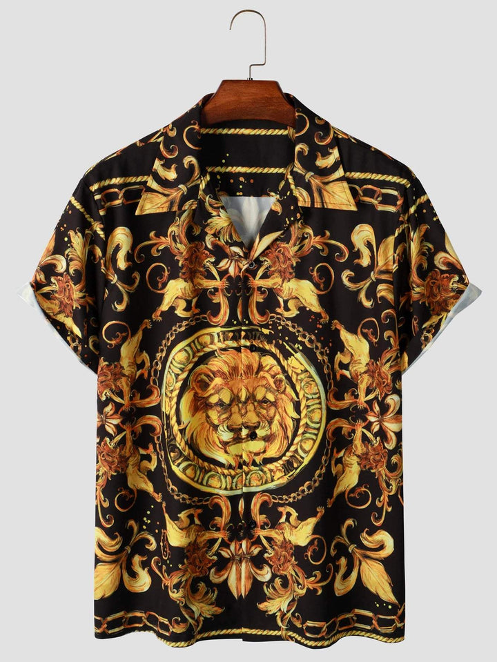 Heren barok overhemd met luxe gouden leeuwenprint op zwart, korte mouw, stijlvolle avondkleding.