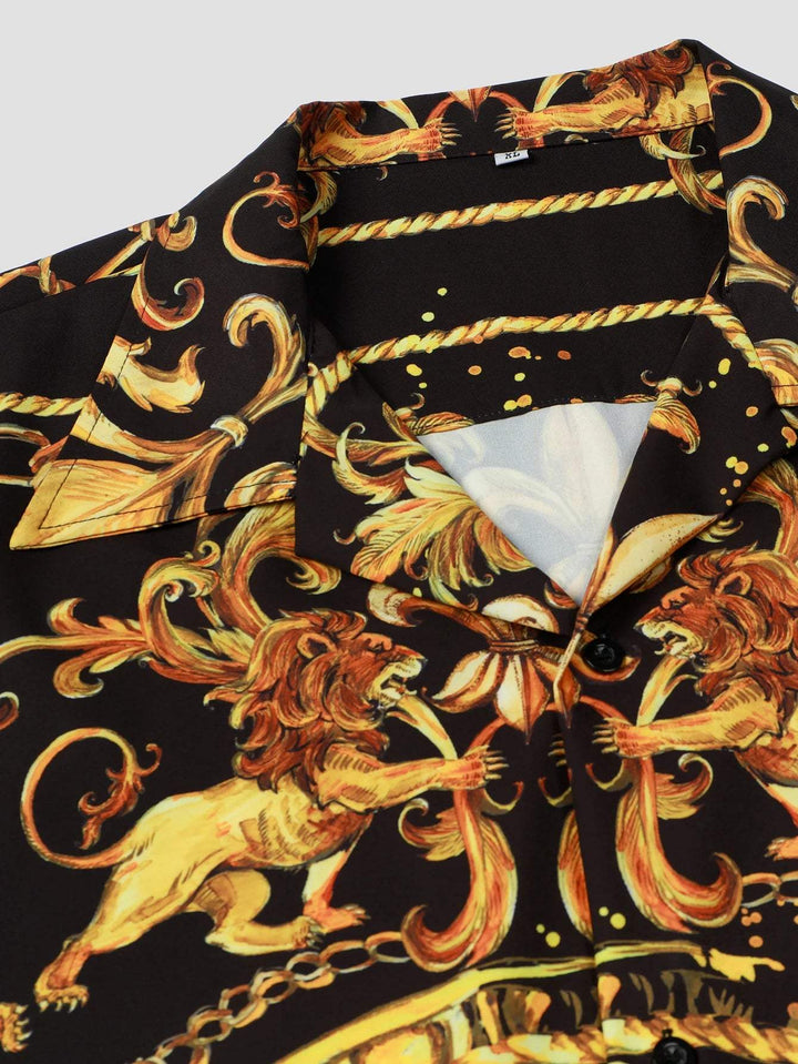 Stijlvol heren overhemd met opvallende gouden leeuwenprint, barok design, zwarte ondergrond, korte mouw.