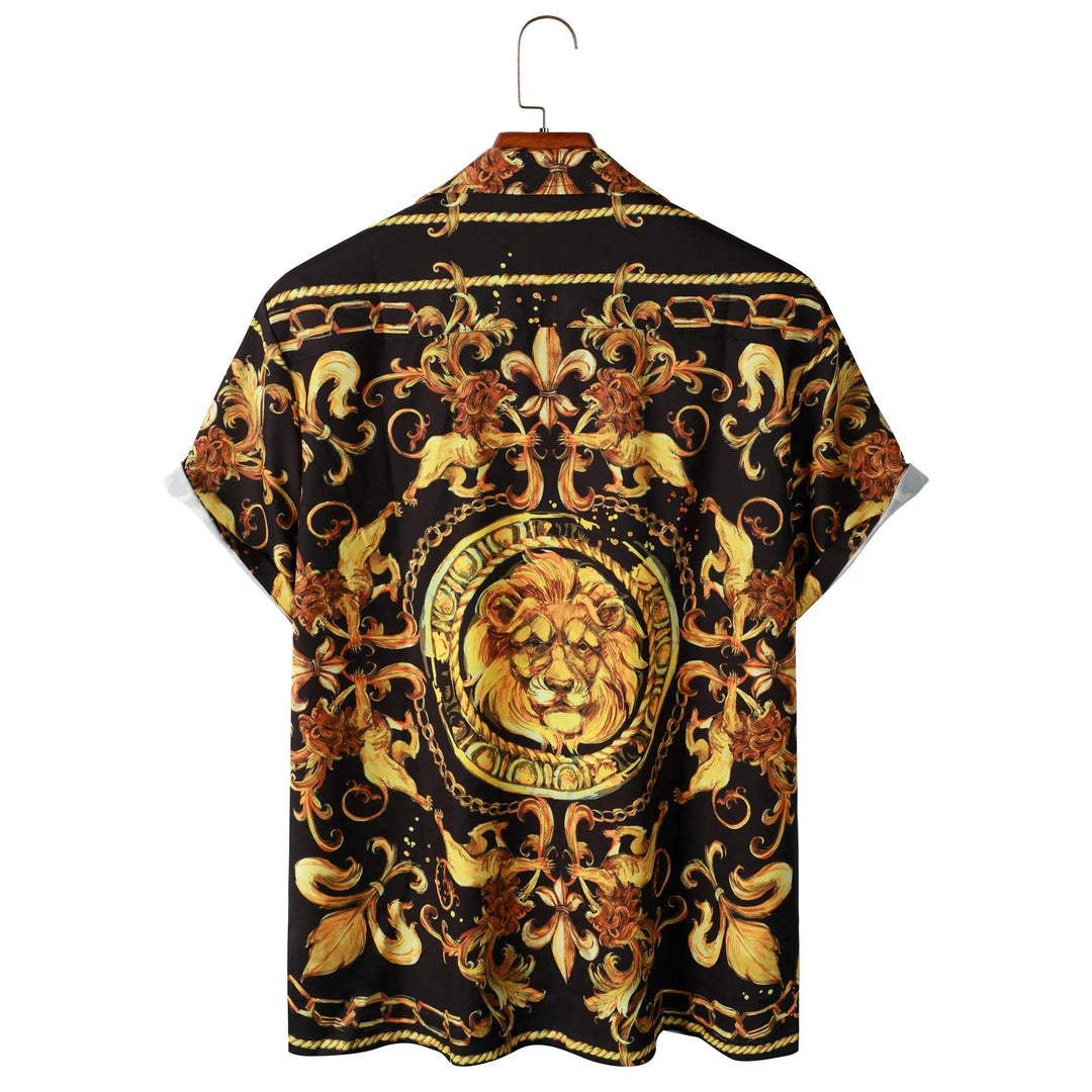 Elegant heren barok overhemd, goudkleurige leeuwenprint op zwarte stof, korte mouwen, trendy avondkleding.