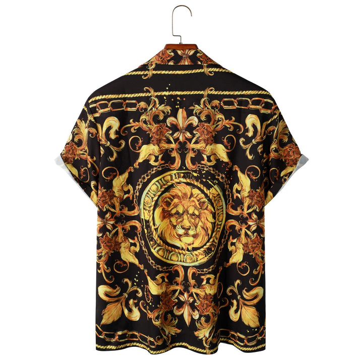 Elegant heren barok overhemd, goudkleurige leeuwenprint op zwarte stof, korte mouwen, trendy avondkleding.