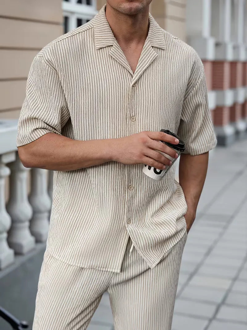 Heren beige zomer kledingset met V-hals shirt en krijtstreep broek. Ideaal voor casual citytrip looks.