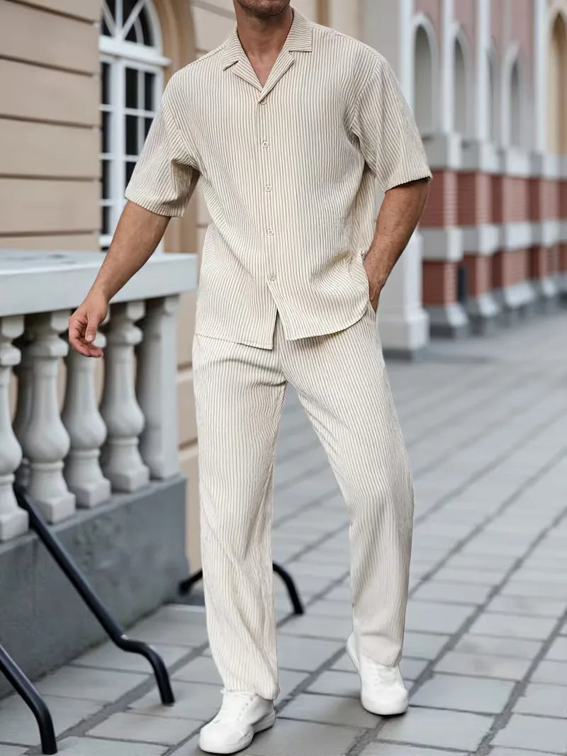 Comfortabele heren zomer set: beige V-hals shirt en rechte krijtstreep broek. Perfect voor vakantie en mode.