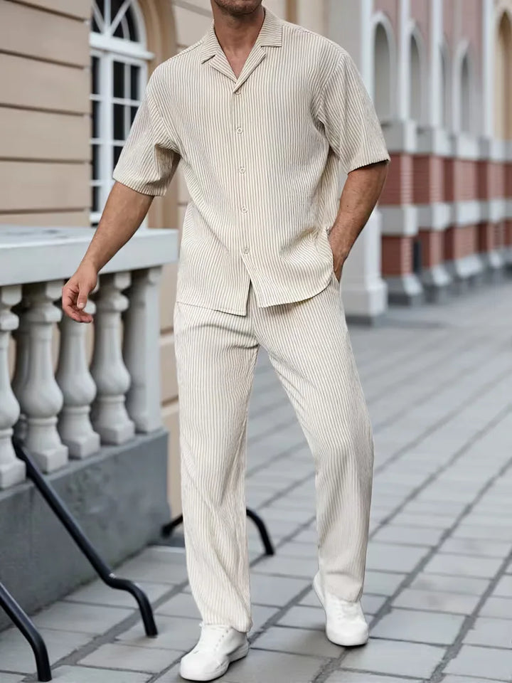 Comfortabele heren zomer set: beige V-hals shirt en rechte krijtstreep broek. Perfect voor vakantie en mode.