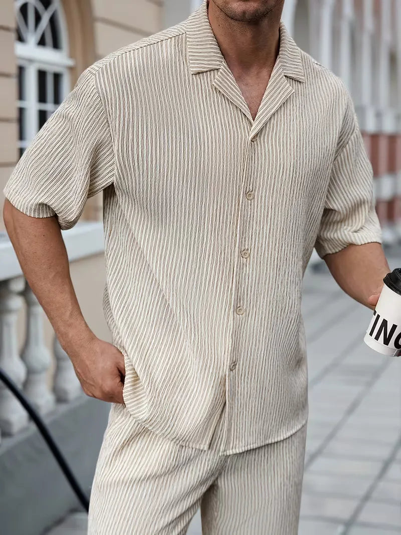Casual heren zomer outfit: beige V-hals shirt en stijlvolle krijtstreep broek. Geschikt voor elke man.