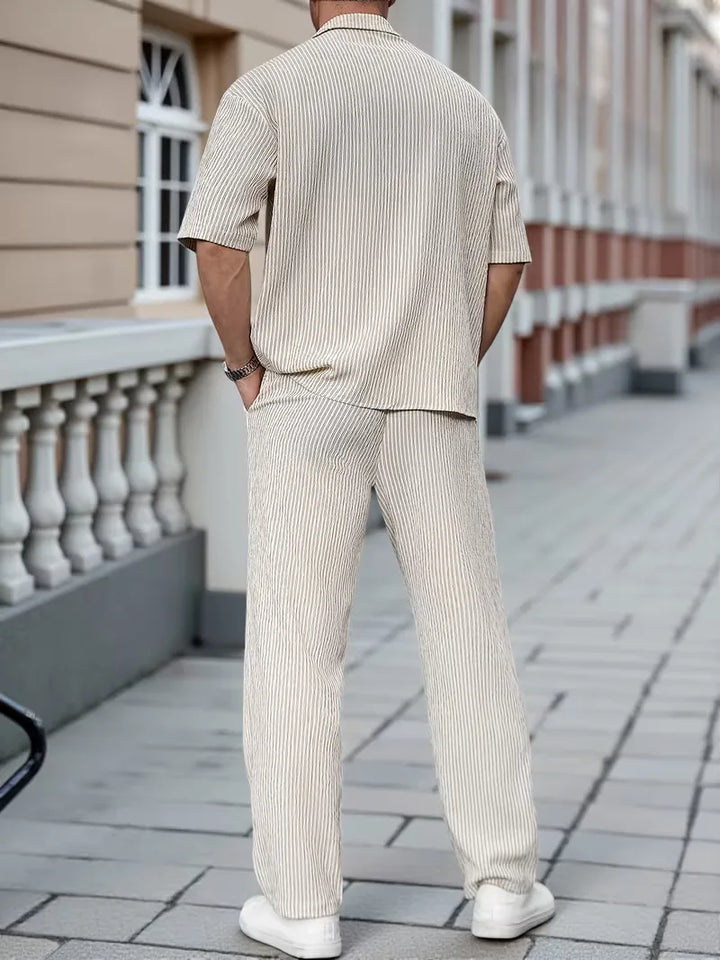 Trendy heren zomer kledingset met beige V-hals shirt en krijtstreep broek. Ideaal voor warm weer.