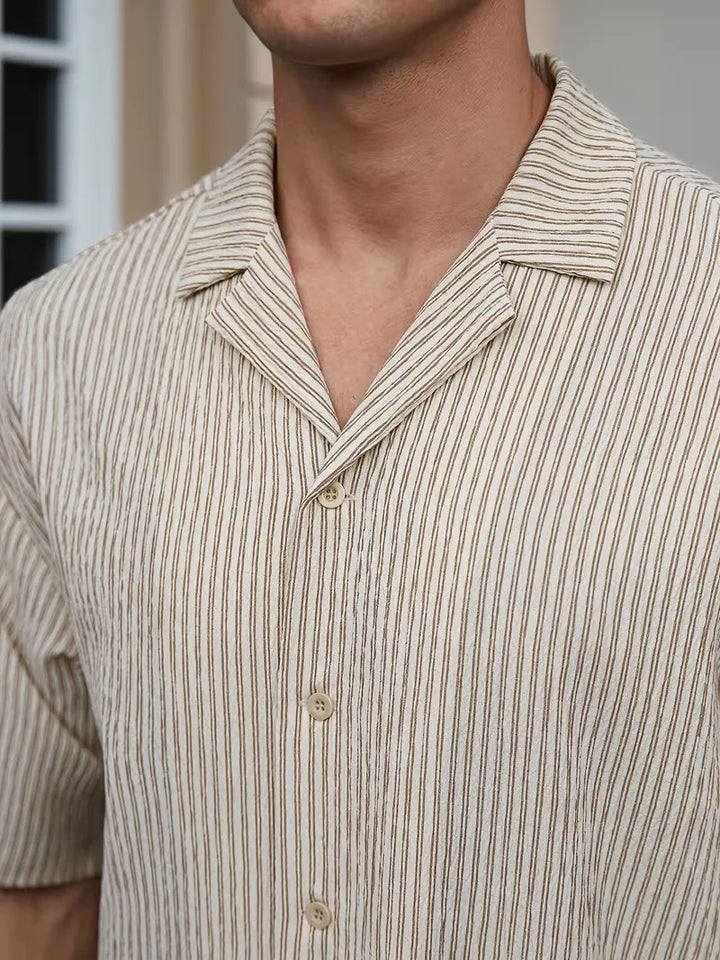 Heren beige zomer set bestaande uit een ademend V-hals shirt en een casual rechte krijtstreep broek.