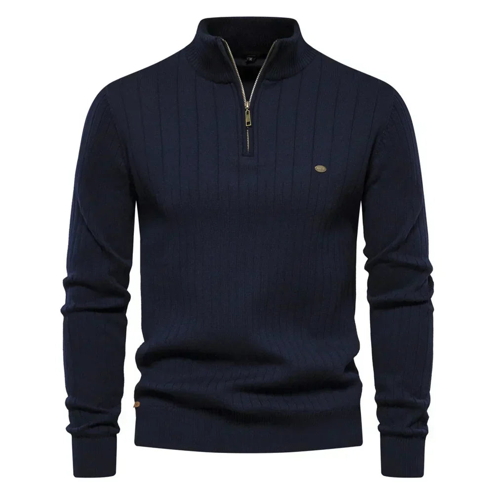 Heren blauwe half-zip wintertrui met rits. Warme en comfortabele herenmode voor een tijdloze, stijlvolle look.