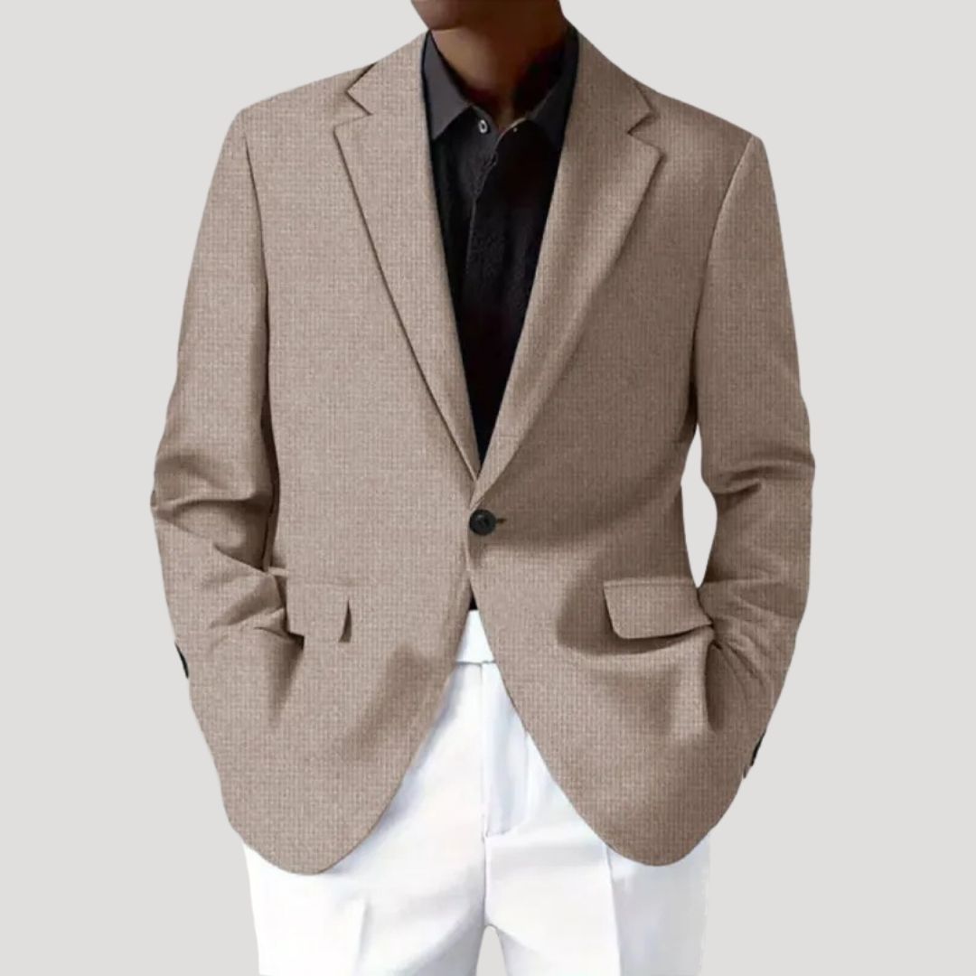 Detailopname van de kwalitatieve getailleerde heren blazer, ideaal voor smart casual kleding.