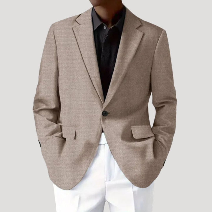 Detailopname van de kwalitatieve getailleerde heren blazer, ideaal voor smart casual kleding.