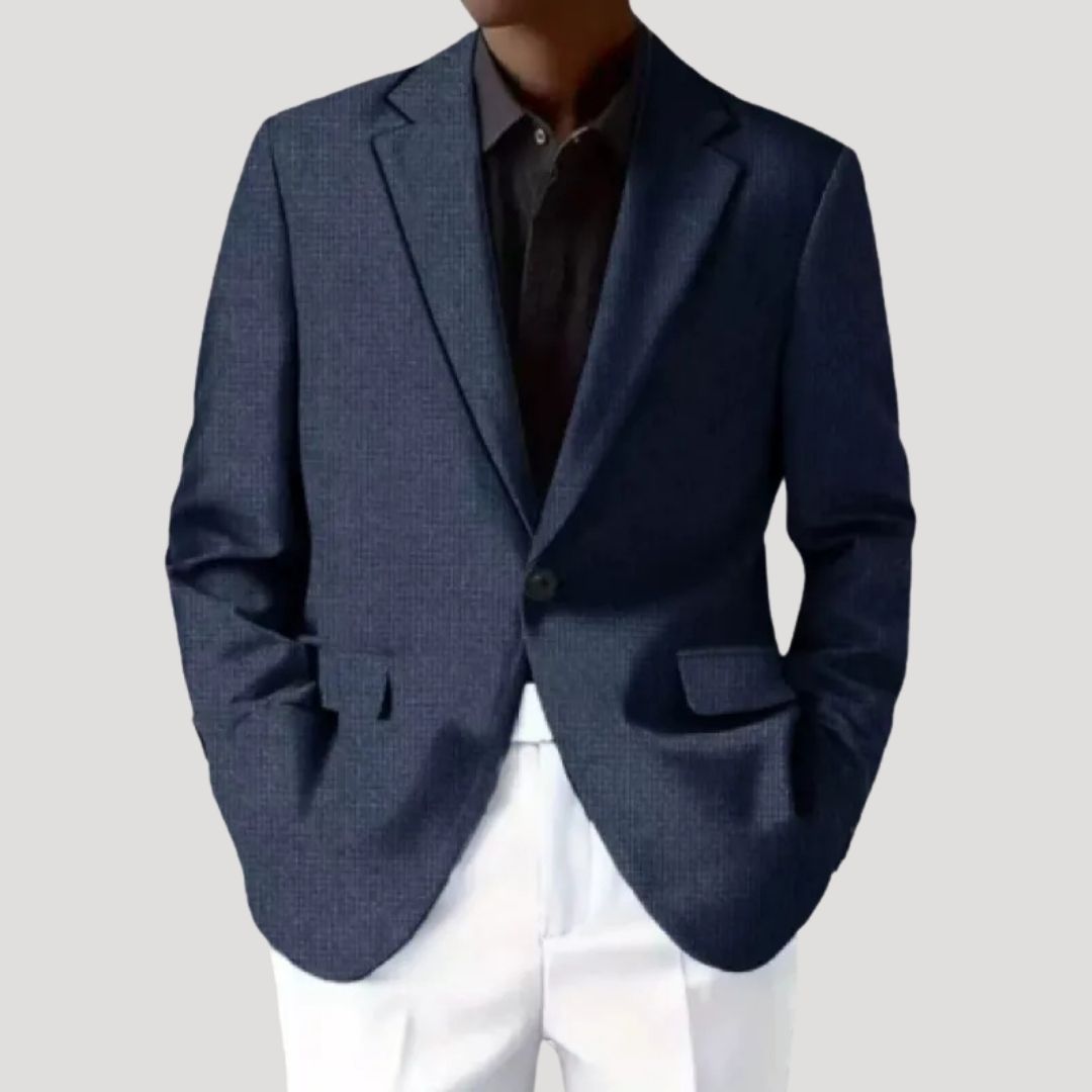 Model draagt getailleerde heren blazer, gecombineerd voor een complete zakelijke of nette outfit.