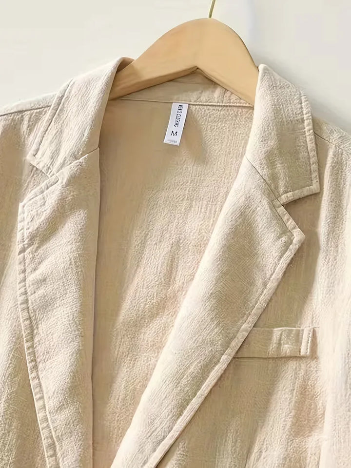 Moderne herenblazer met notched revers, onmisbaar voor een stijlvolle smart casual outfit in de lente/zomer.