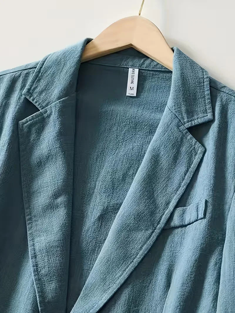 Casual herenblazer met notched revers, perfect voor een relaxte maar stijlvolle outfit in lente en zomer.