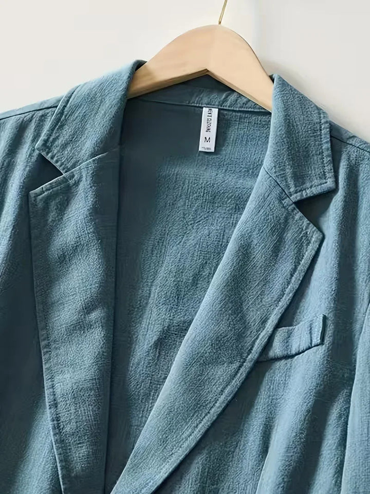 Casual herenblazer met notched revers, perfect voor een relaxte maar stijlvolle outfit in lente en zomer.