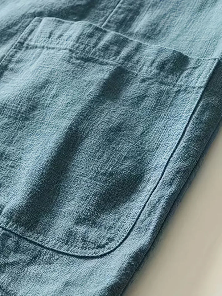 Zakelijke herenblazer met notched revers, comfortabel en professioneel voor zomerse kantoordagen.