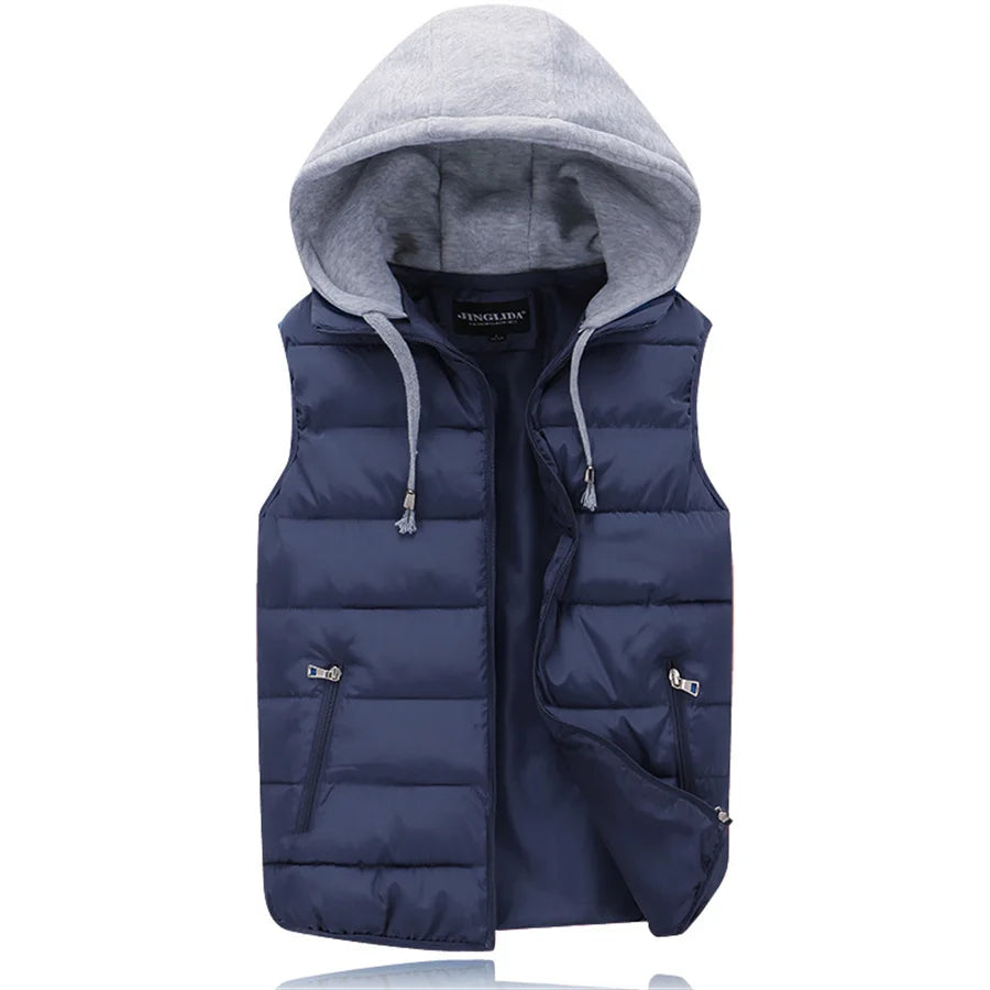 Man draagt casual gewatteerde heren bodywarmer met capuchon, ideaal voor outdoor activiteiten.