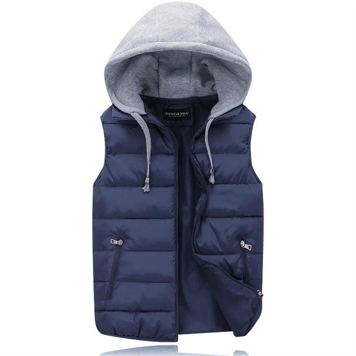 Man draagt casual gewatteerde heren bodywarmer met capuchon, ideaal voor outdoor activiteiten.