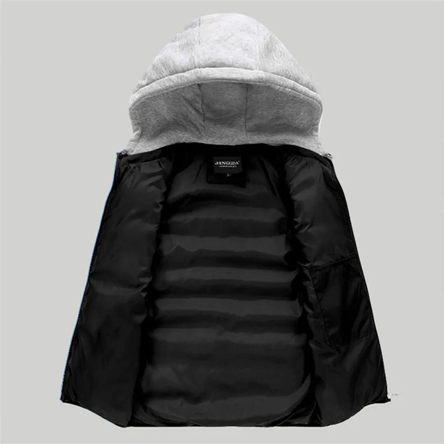 Zwarte heren bodywarmer, gewatteerd en met capuchon, perfect voor een casual herfstlook.