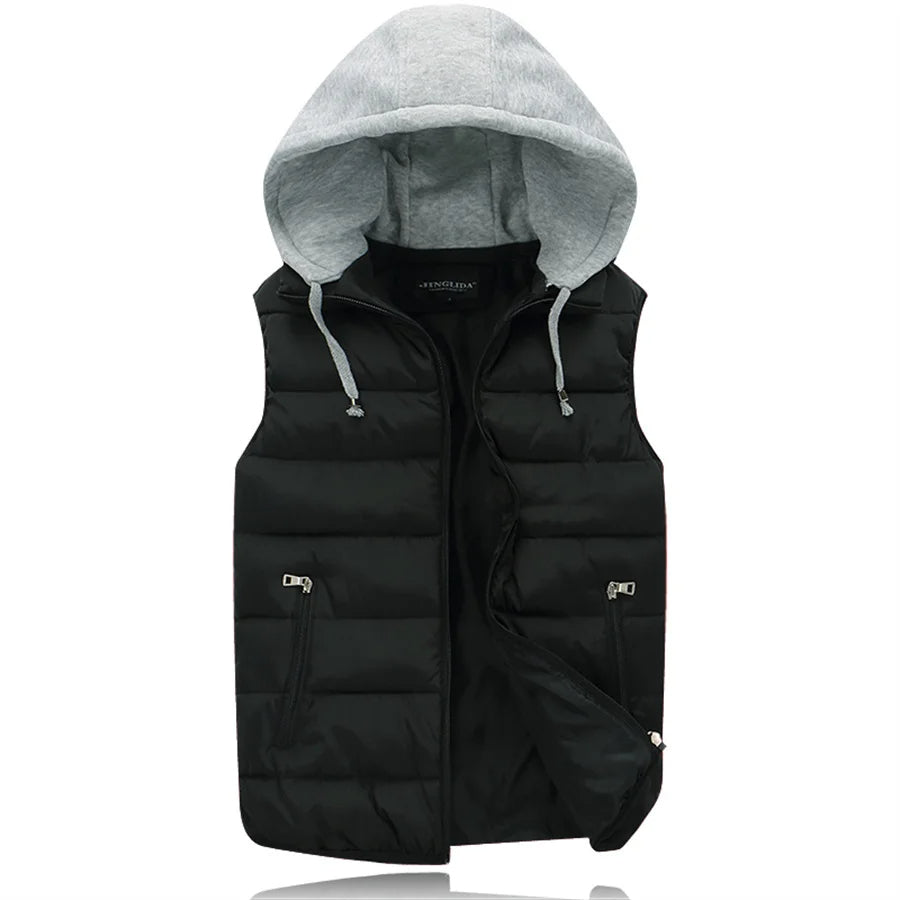 Model toont een comfortabele heren bodywarmer, gewatteerd en met capuchon, perfect voor lente/herfst.