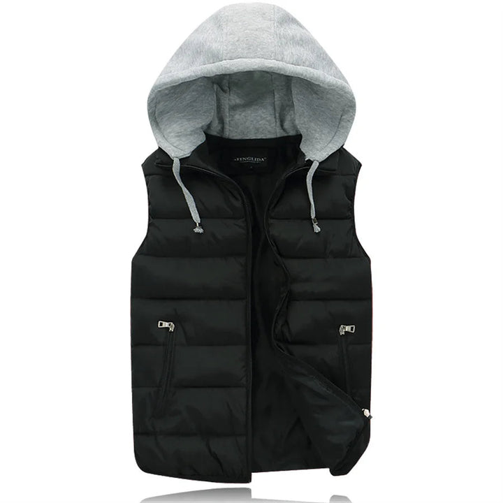Model toont een comfortabele heren bodywarmer, gewatteerd en met capuchon, perfect voor lente/herfst.