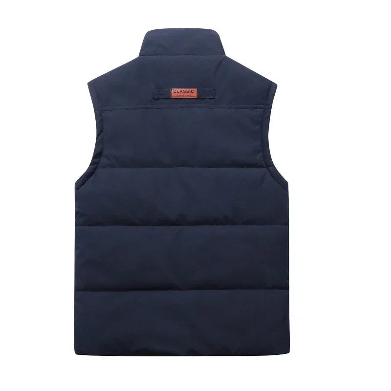 Duurzame heren bodywarmer, gewatteerd en fleece gevoerd, voor maximale warmte tijdens winterse outdoor kleding.