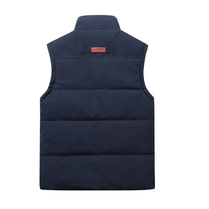 Duurzame heren bodywarmer, gewatteerd en fleece gevoerd, voor maximale warmte tijdens winterse outdoor kleding.