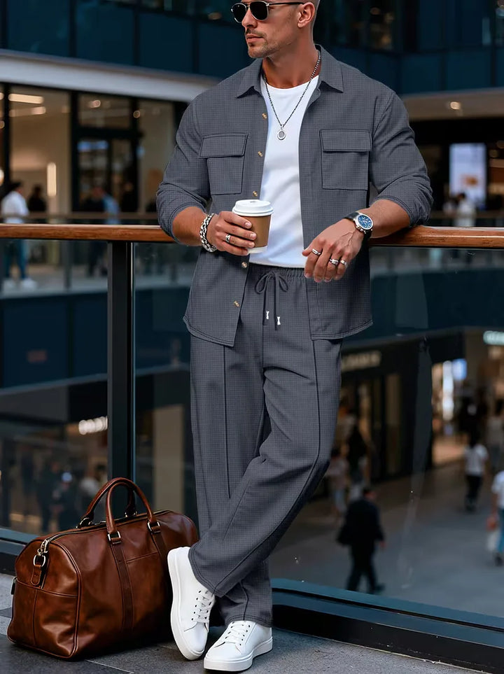 Lichte heren lentejas, bombermodel met knoopsluiting en borstzakken, voor een frisse look.