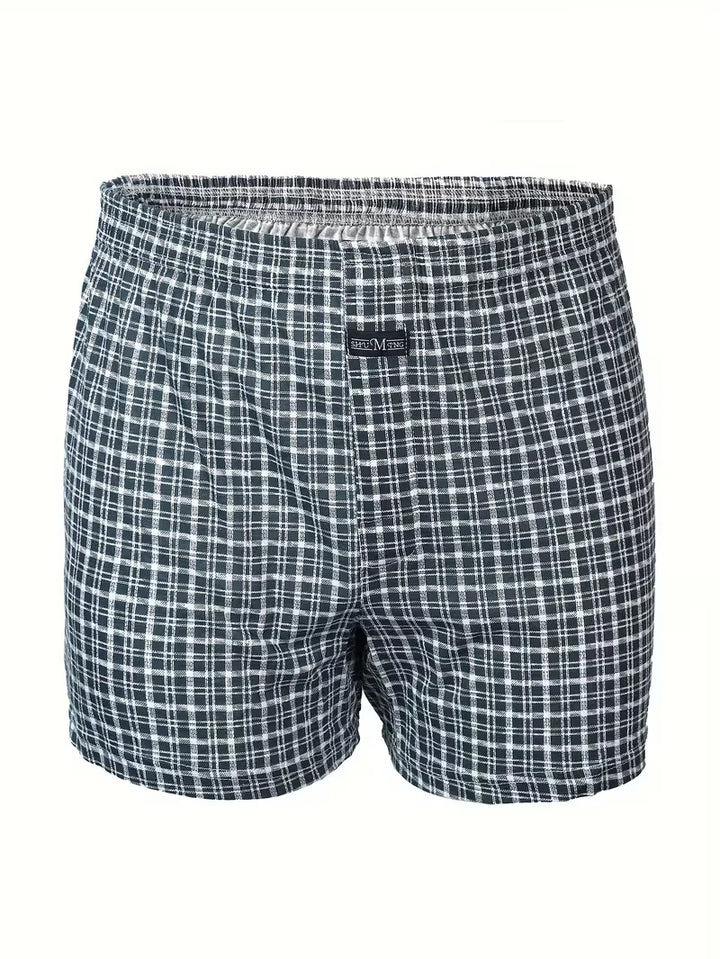 Opgevouwen marineblauwe heren boxershort, toont het zachte materiaal en de nette afwerking.